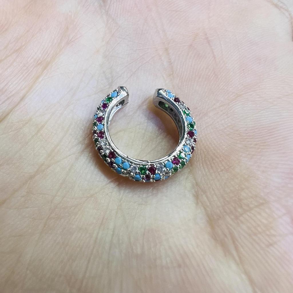 «Серьги-каффы с микроинкрустацией из цветного циркония, медь с покрытием из 18-каратного золота»