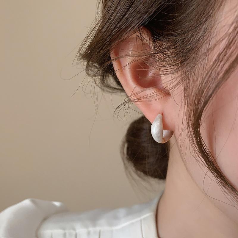 Каплевидные круглые синие серьги-пусеты с U-образной застежкой для ушей, модные в стиле инс, роскошные, с высоким чувством стиля, маленькие универсальные серьги для женщин