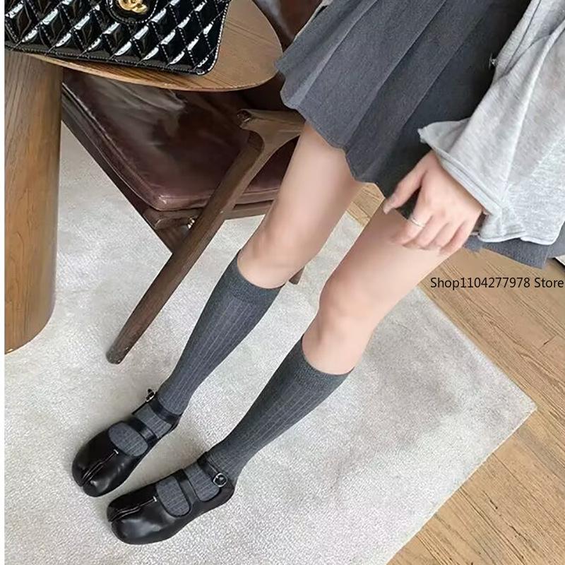 Мода 2025 Дизайнерские балетки с раздельным носком Ремешок с пряжкой Женская комфортная подошва Обувь балетки Мягкая кожа Однотонная уличная обувь