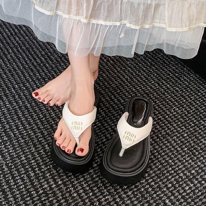 Шлепанцы на толстой подошве для женской уличной обуви 2025 лето новые модели для увеличения роста, модные, с чувством высокого класса, повседневные пляжные щипающие пальцы,