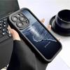 Чехол-защита для iPhone 15/16/17 «Морские волны, Черная бороздка, Алмазный песок»