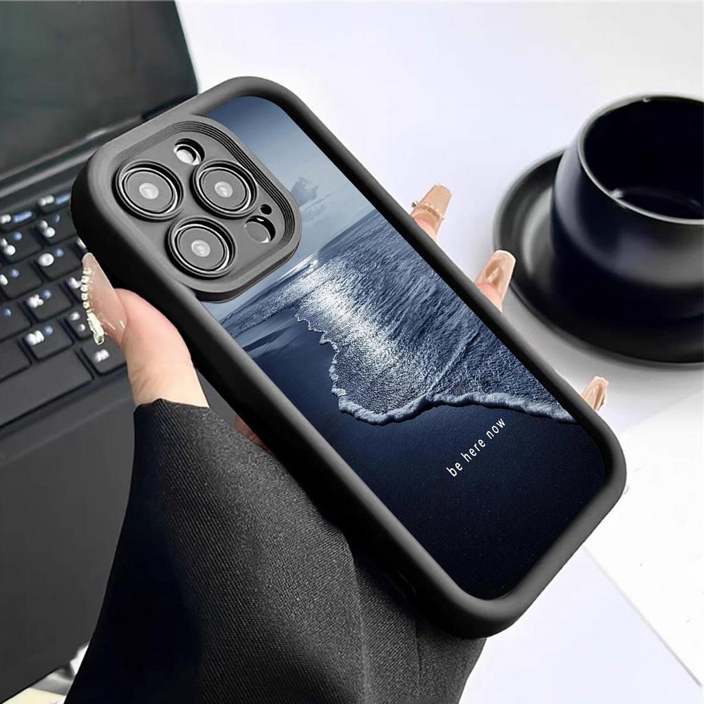 Чехол-защита для iPhone 15/16/17 «Морские волны, Черная бороздка, Алмазный песок»