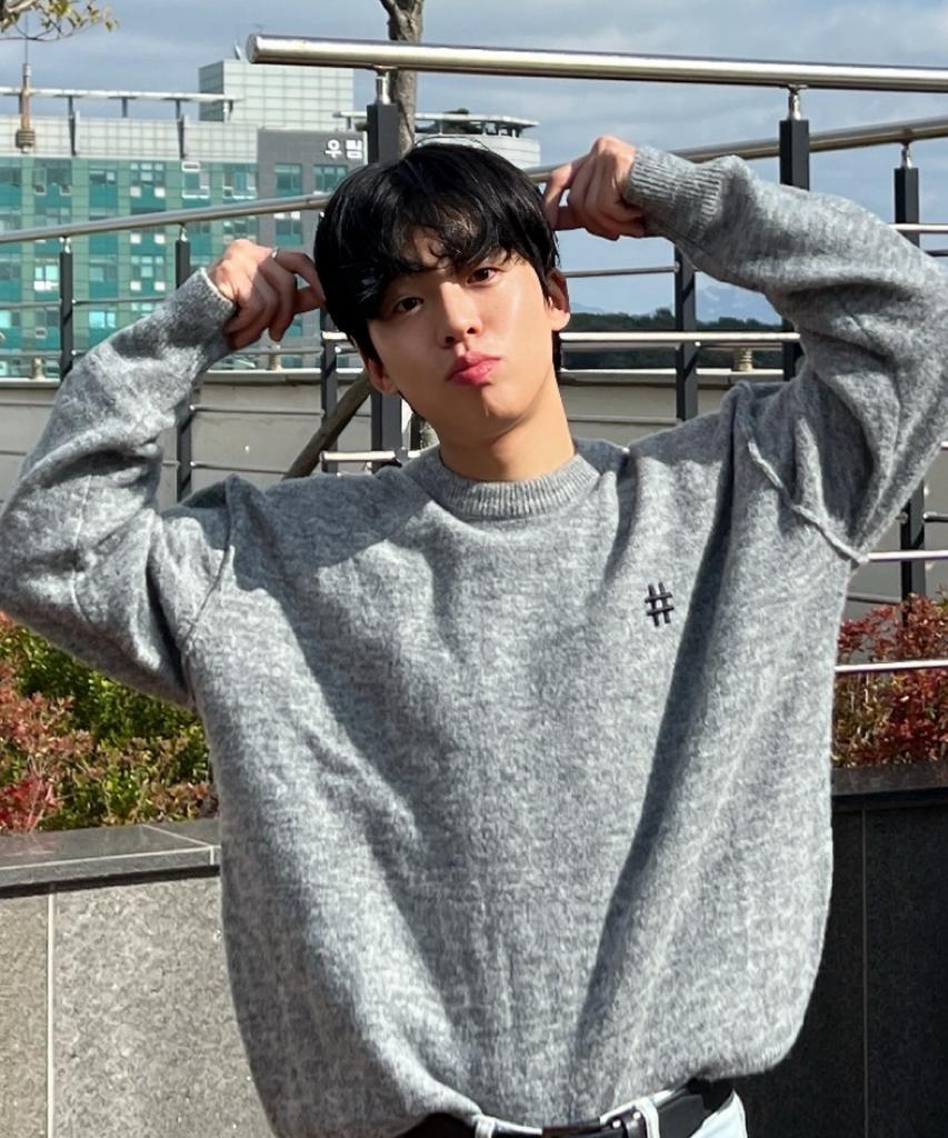 BEENTRILL Essential Hashtag Logo Knit (Gray)