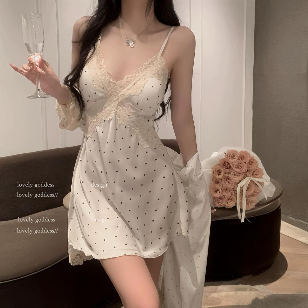 Шикарная ночная сорочка-пижама в горошек с кружевной отделкой, на бретелях-спагетти и с нагрудными вкладышами.