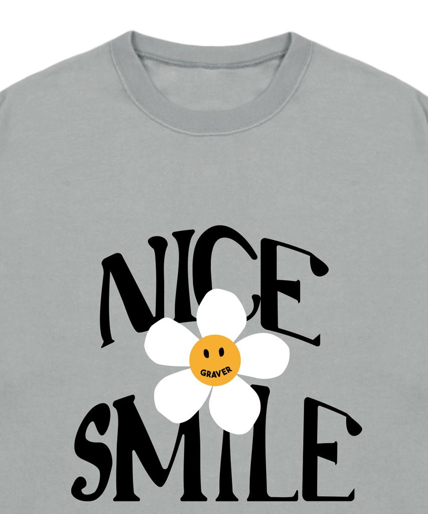 GRAVER [Унисекс] Футболка с коротким рукавом и логотипом 'Nice Smile' и цветком_Хаки Серый