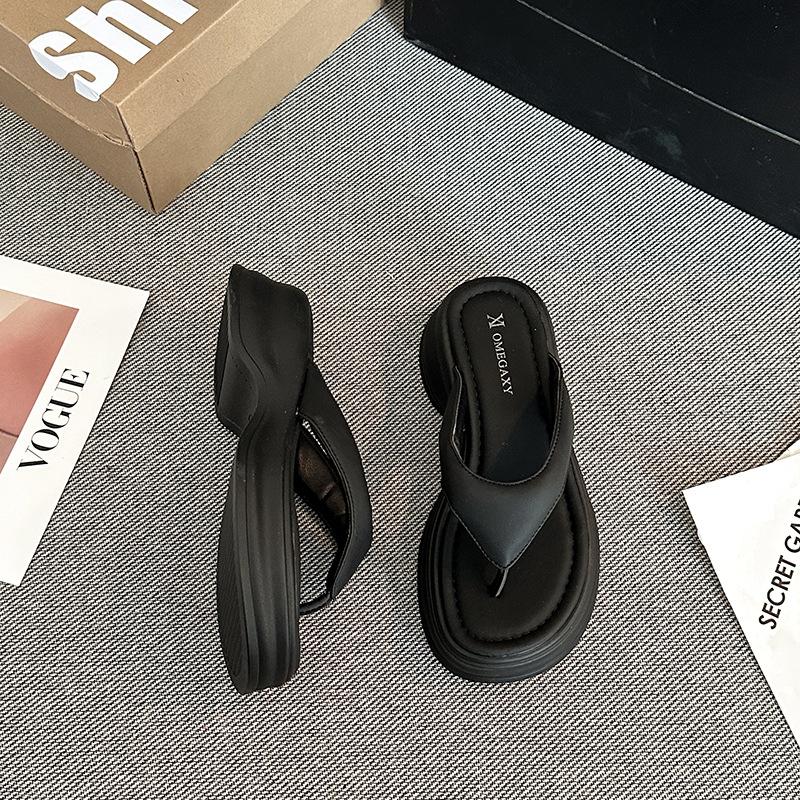 Шлепанцы женские лето 2025 новые уличные на толстой подошве модные уличные нескользящие приморские пляжные сандалии шлепанцы с перемычкой