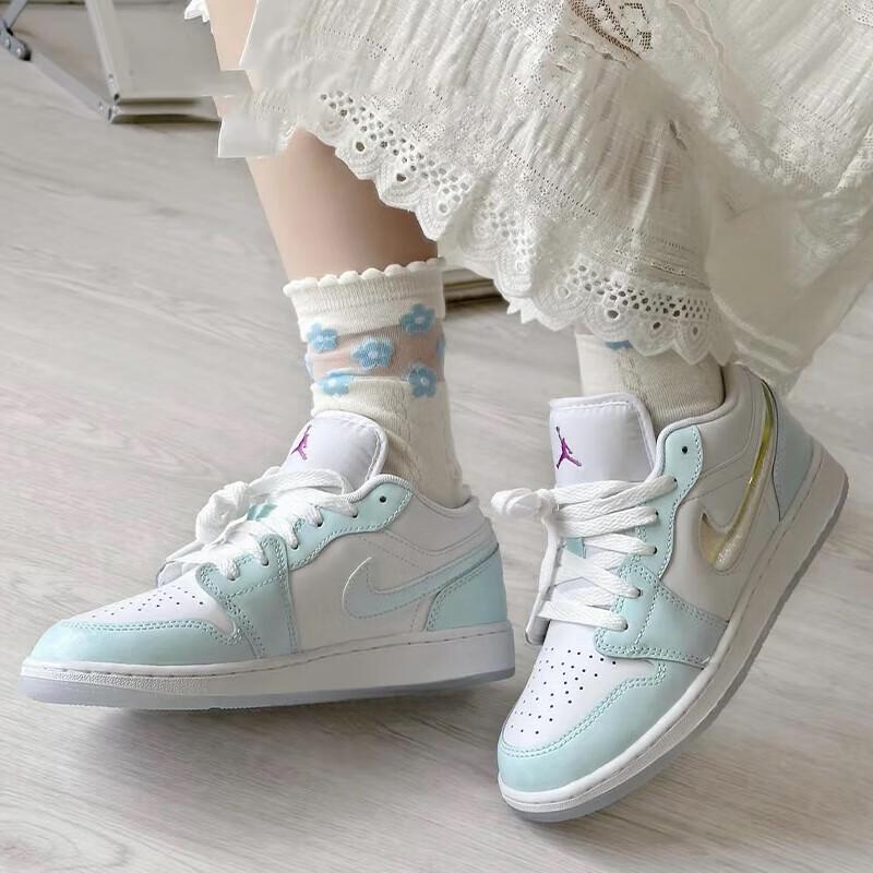 Детские кроссовки Air Jordan 1 Low SE GS Glacier Blue разноцветные белые суперфиолетовые HJ3481-491