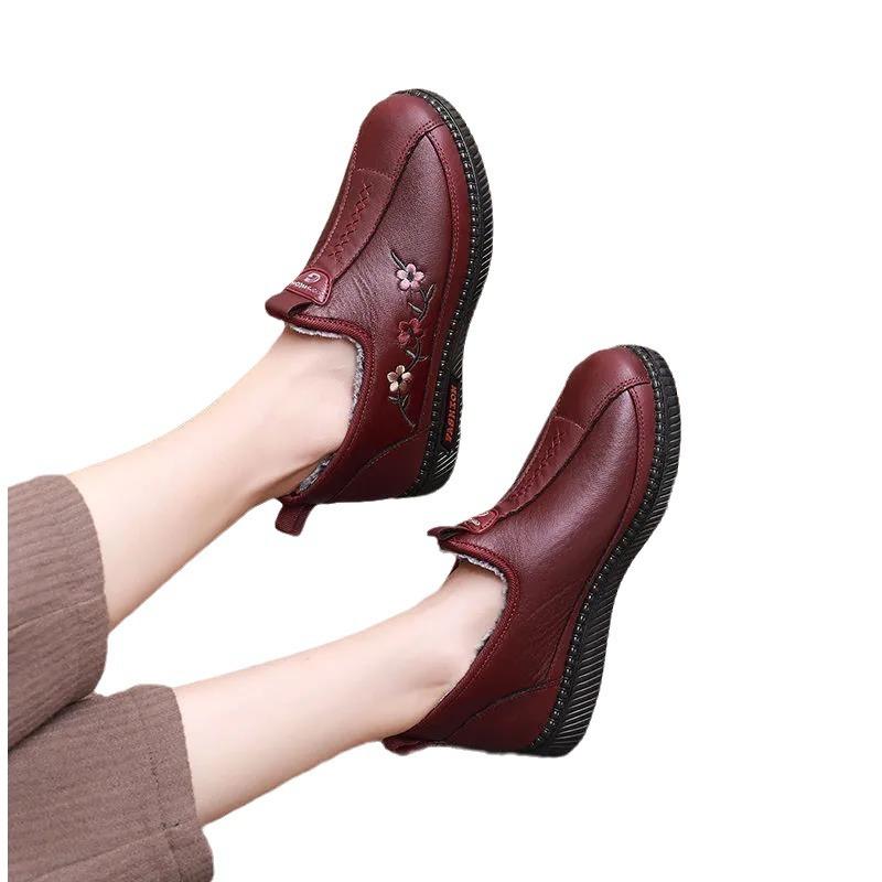 Winter Old Beijing Elderly Cotton Shoes Women's Shoes Foreign Trade Warm Velvet Soft Sole Middle-aged and Elderly Mother Shoes Spot