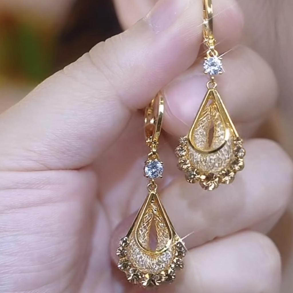 Подчеркните свой стиль с помощью этих ярких фиолетовых серег-капель 2025 года с роскошным нишевым дизайном и изысканными пряжками для ушей для женщин.