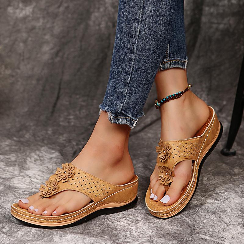 Мода Модные женские тапочки Новые летние туфли для женщин Шлепанцы Вышитые босоножки на танкетке Летние шлепанцы Женские пантуфли