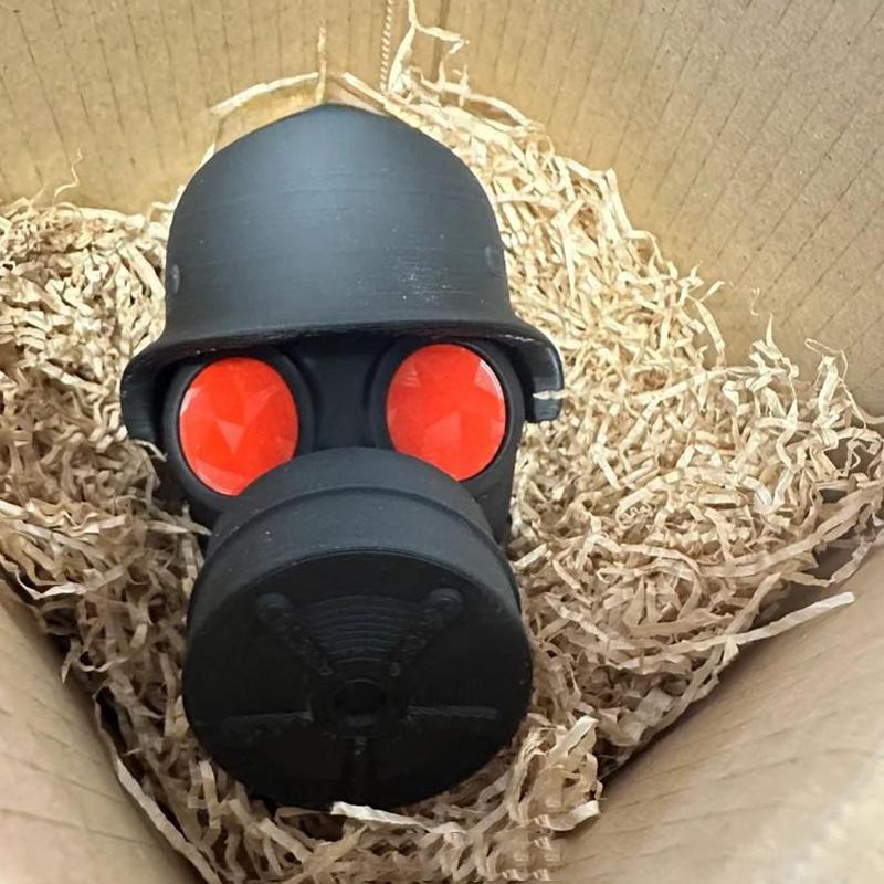 Крышка сцепного устройства с 3D-печатным стальным шлемом и противогазом. Крышка шара сцепного устройства. Предотвращает ржавление приемной трубы.