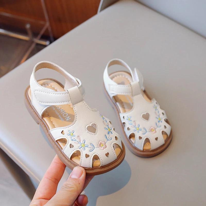 Новые детские летние сандалии, милые туфли принцессы с вышивкой для девочек, элегантные модные детские повседневные пляжные сандалии с вырезами на плоской подошве