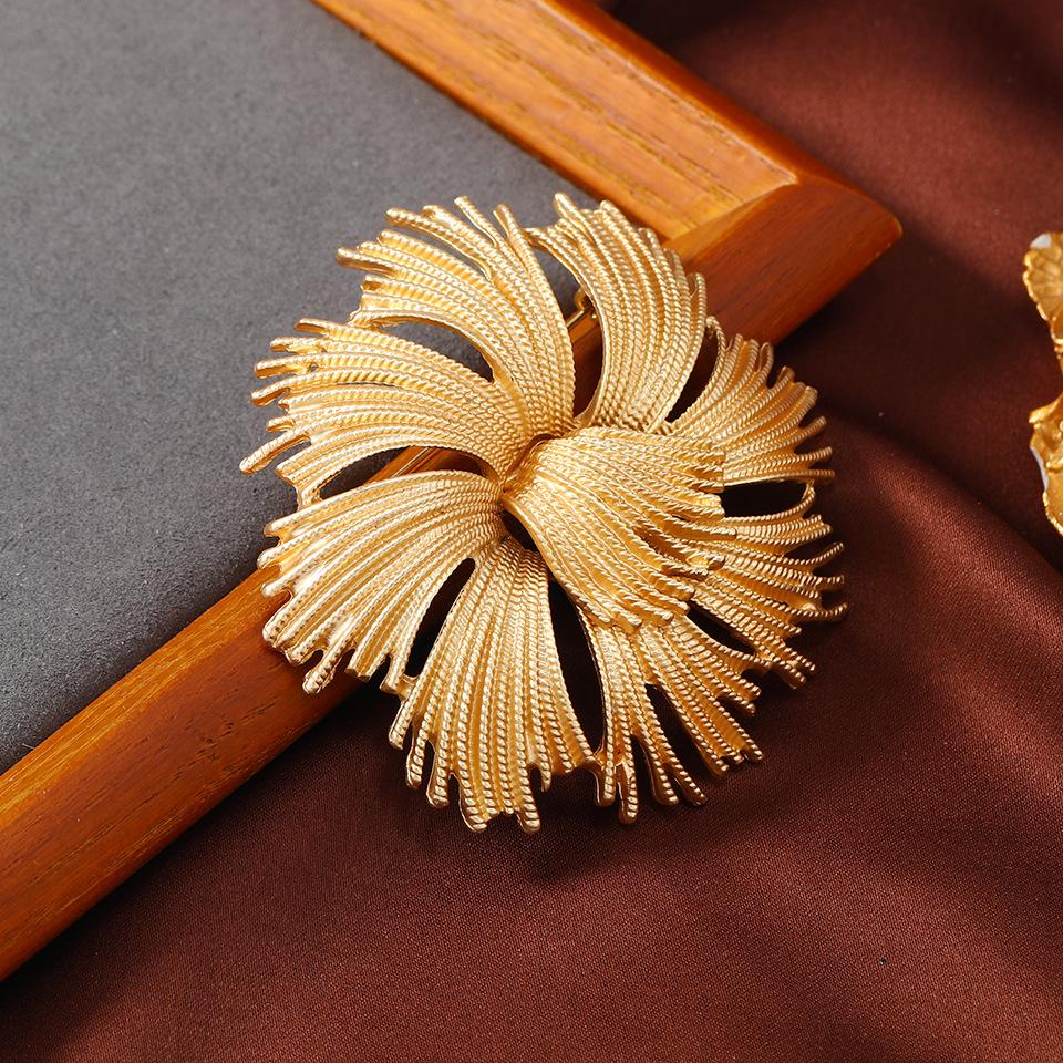 New Court French Style Tassel Corsage Matte Gold Flower Coat Suit Female Vintage Brooch