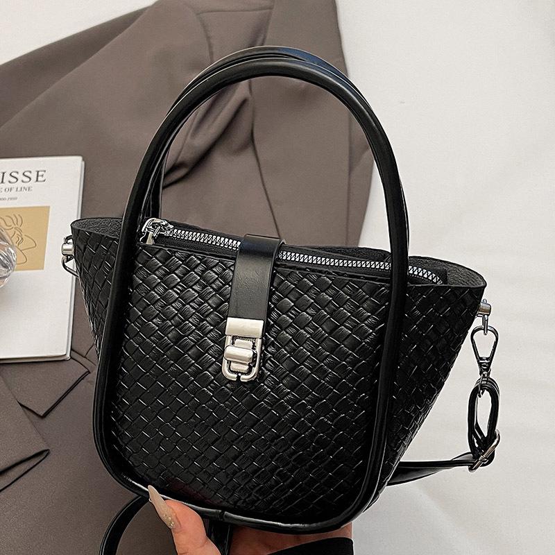 Niche Handbag Women's 2025 Summer New Korean Version Trend Bucket Bag Casual Simple Shoulder Messenger Women's Bag