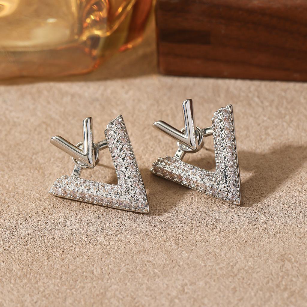 V Letter Stud Earrings, Women's Light Luxury Design, Simple and Exquisite Feeling, Wearing Triangular Cold Wind Earrings Before and After