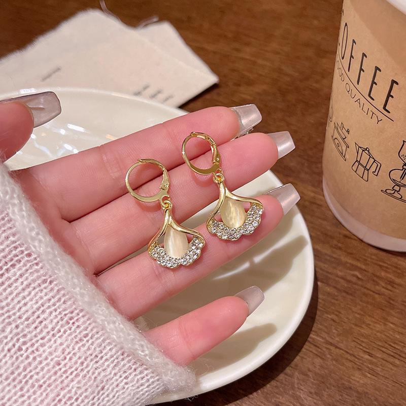 Серьги-клипсы с абрикосовыми листьями и кошачьим глазом — шикарные и универсальные бриллиантовые серьги для женщин