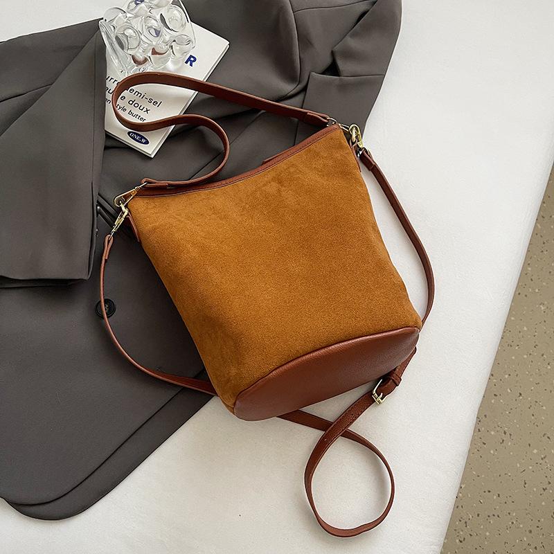 Однотонная женская сумка-ведро универсальная с простым одноплечевым ремешком в стиле ретро и универсальная