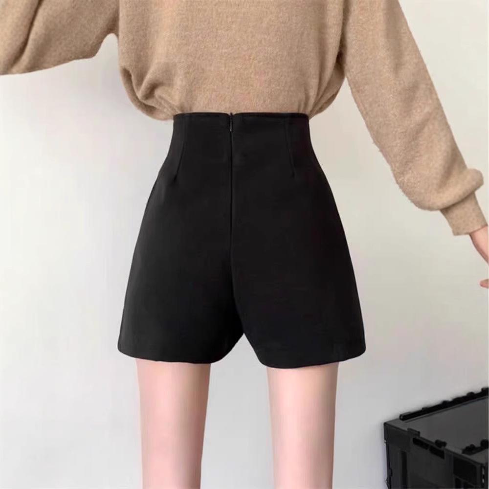 Женские черные шорты А-силуэта с высокой посадкой и пуговицами, весна/лето 2025