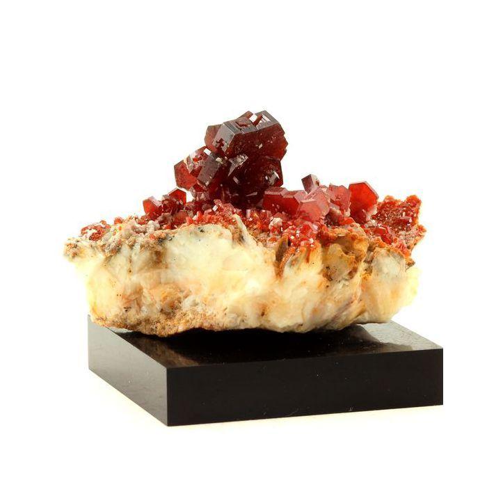 Pierres et Minéraux. Vanadinite. 628.0 ct. Mibladen Mining District, Midelt, Maroc.