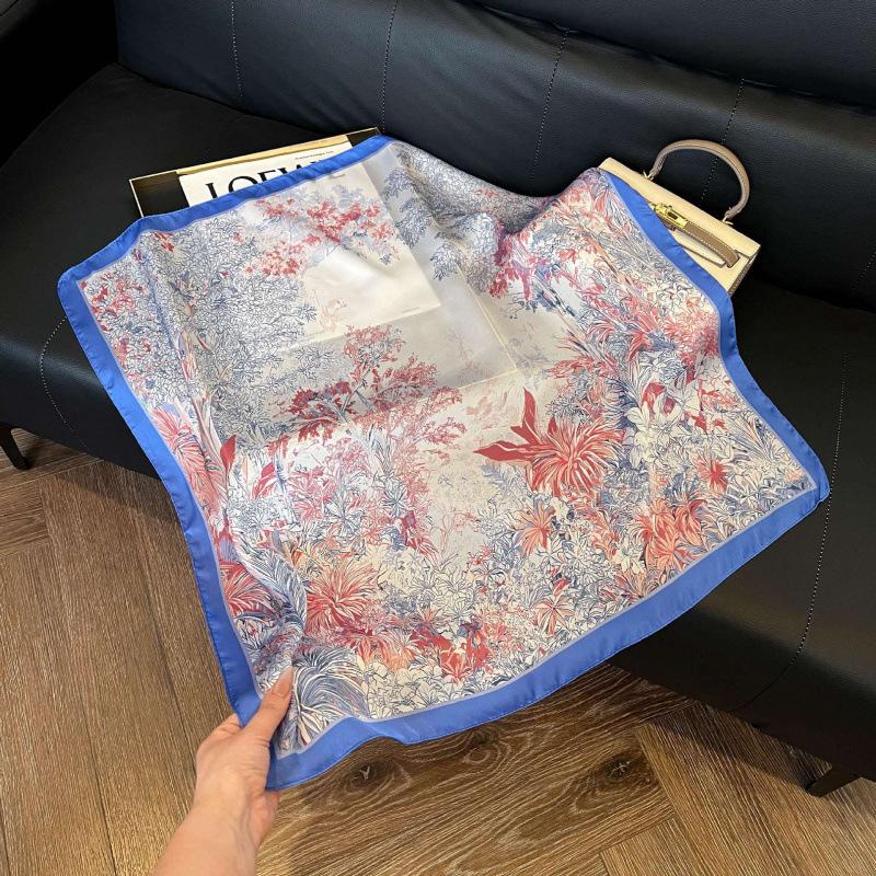 Retro silk scarves for women's new high-end accessories, neck small square scarf, scarf waist, fashionable and versatile, and gifts can be given.