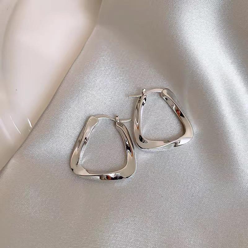 Европейские и американские классические ретро-серьги из металла для женщин - шикарный холодный стиль, элитные ювелирные изделия знаменитостей