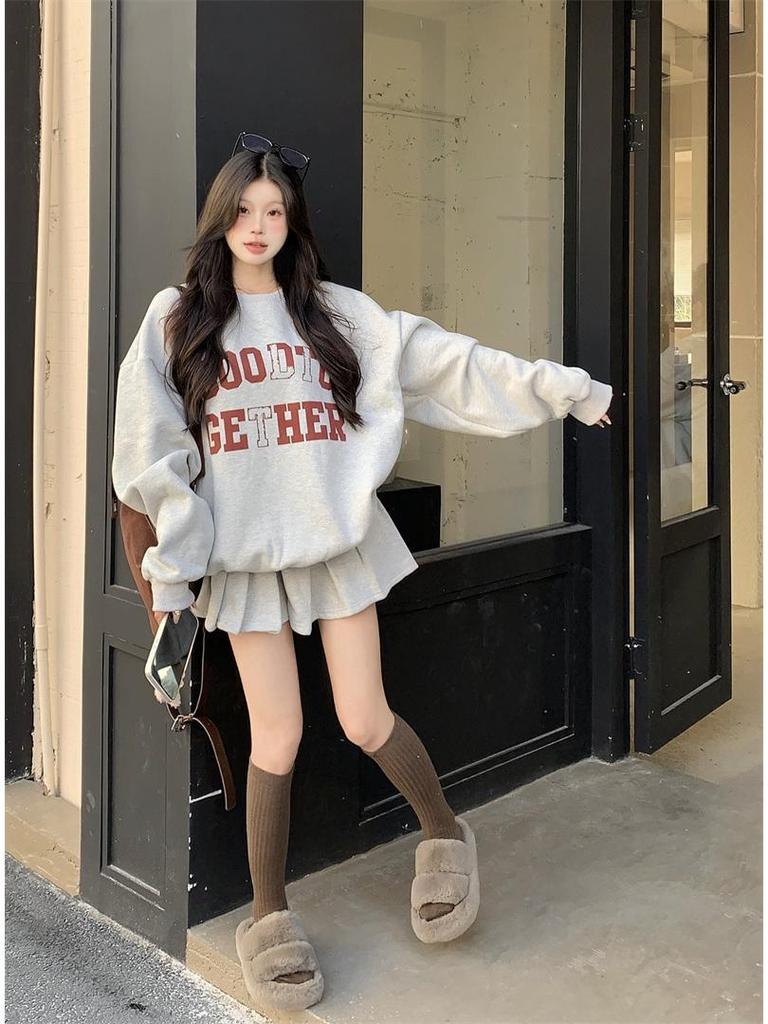 Женский серый зимний спортивный костюм в студенческом стиле со свитером и юбкой с высокой талией