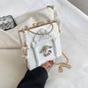 Маленькая квадратная сумка Angel White из ПУ с тисненым цветочным узором и замком