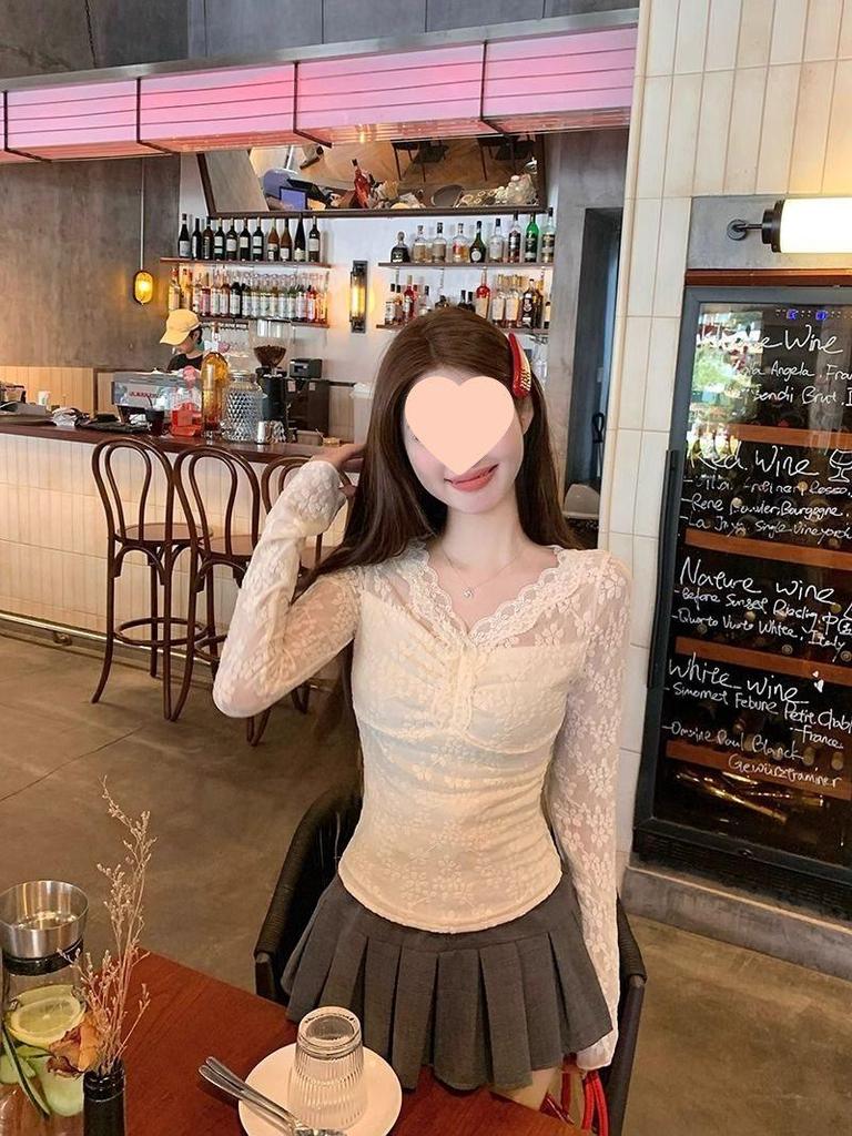 Solid Color Slim Fit V-Neck Lace Undershirt for Spring and Summer