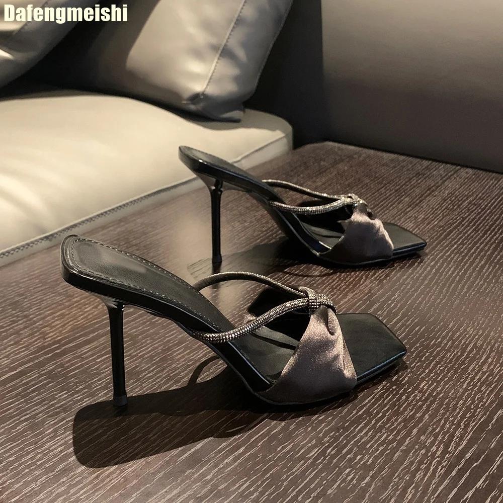 Модные фиолетовые атласные сандалии на одной бретельке со стразами для женщин 2025 Лето Новые с бантом Открытый носок Тонкий высокий каблук Шлепанцы Повседневные модные слайды