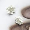 Модные белые антиаллергенные серьги с цветком, изысканные элегантные женские украшения, универсальные женские серьги в стиле бохо