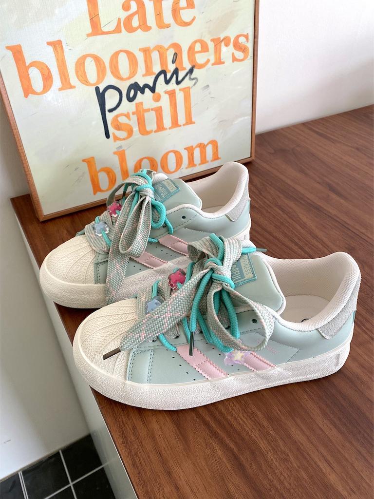 2025 весна и осень новые толстоподошвенные туфли-ракушки женские нишевые не сталкивающиеся туфли-хлебцы ins трендовые универсальные маленькие белые туфли