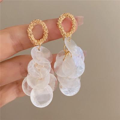 Круглые белые серьги-кисточки из ракушек, женские простые модные серьги-гвоздики, высококлассные нишевые серьги с индивидуальностью