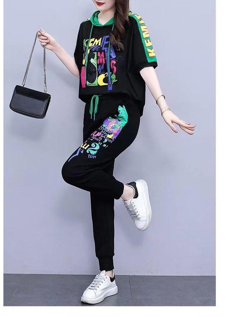 Женский летний спортивный костюм с капюшоном 2025: Стильный свободный костюм-двойка с модным принтом.