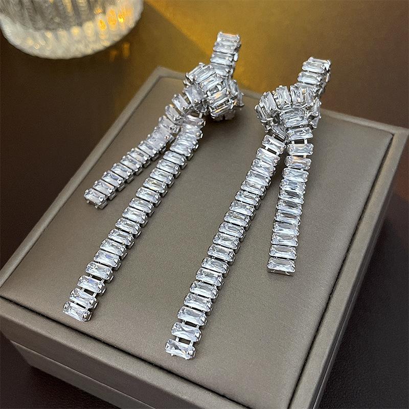 Серьги-гвоздики с длинной серебряной иглой и узлом из цирконов Корейский нишевый элегантный легкий люкс