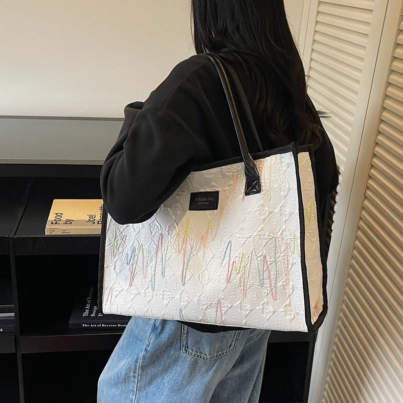 Street Style Canvas Shoulder Bag With Zipper Closure And Inner Phone Pocket For Casual Use