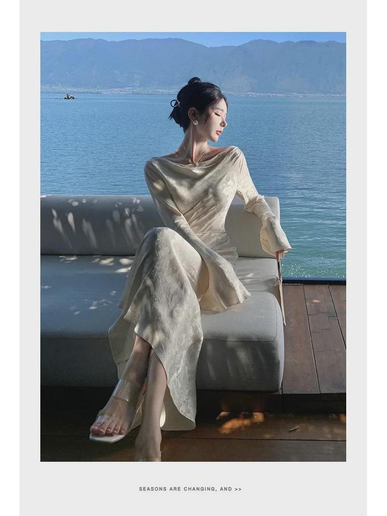 Элегантное китайское платье с воротником из жаккарда и длинными рукавами и узкой талией