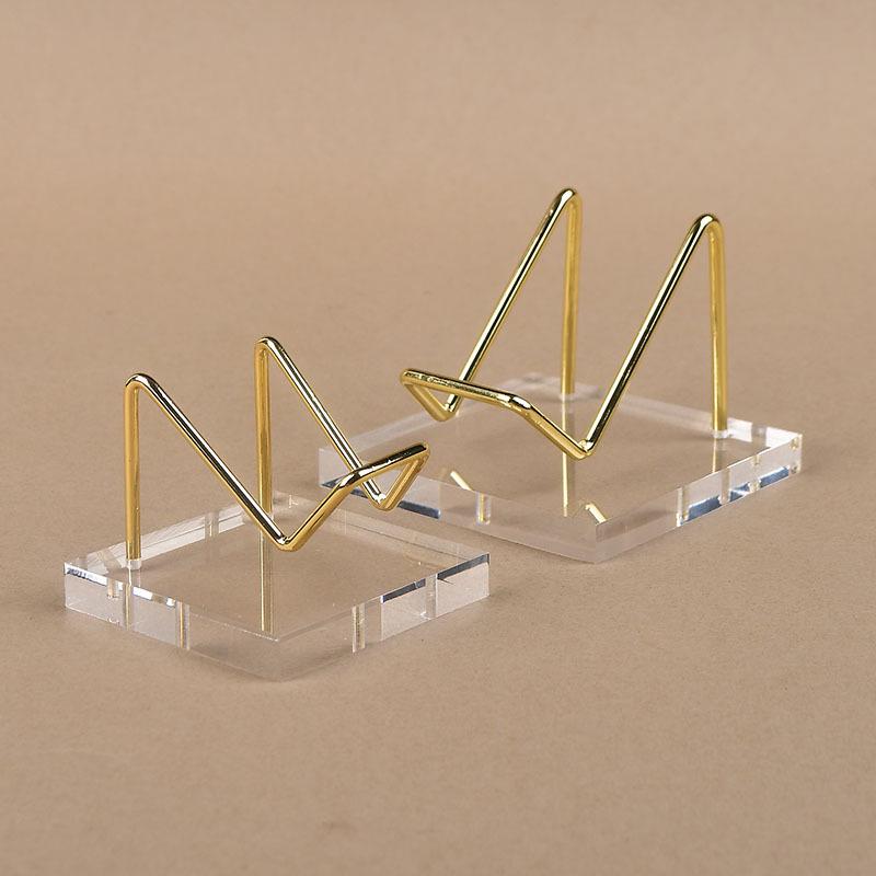 Необработанный кристалл нефрита с акриловой основой на железной художественной стойке