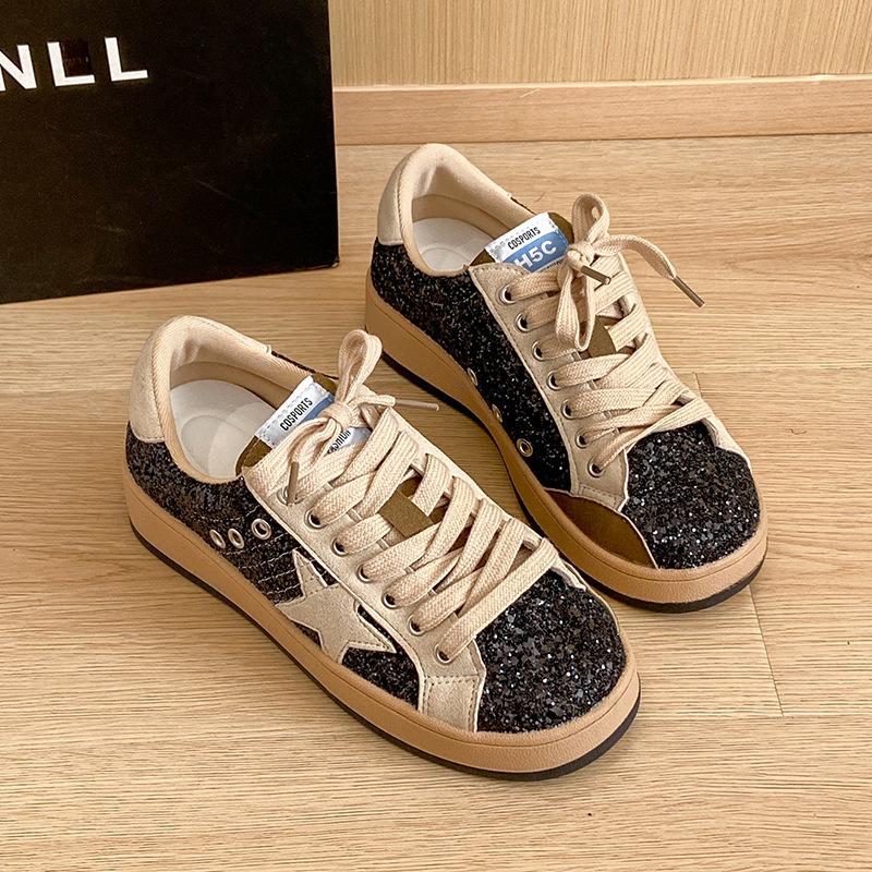 Корейская версия старых маленьких белых туфель женские 2025 весна новая мода универсальная звезда платформа повседневные кеды маленькие грязные туфли тренд