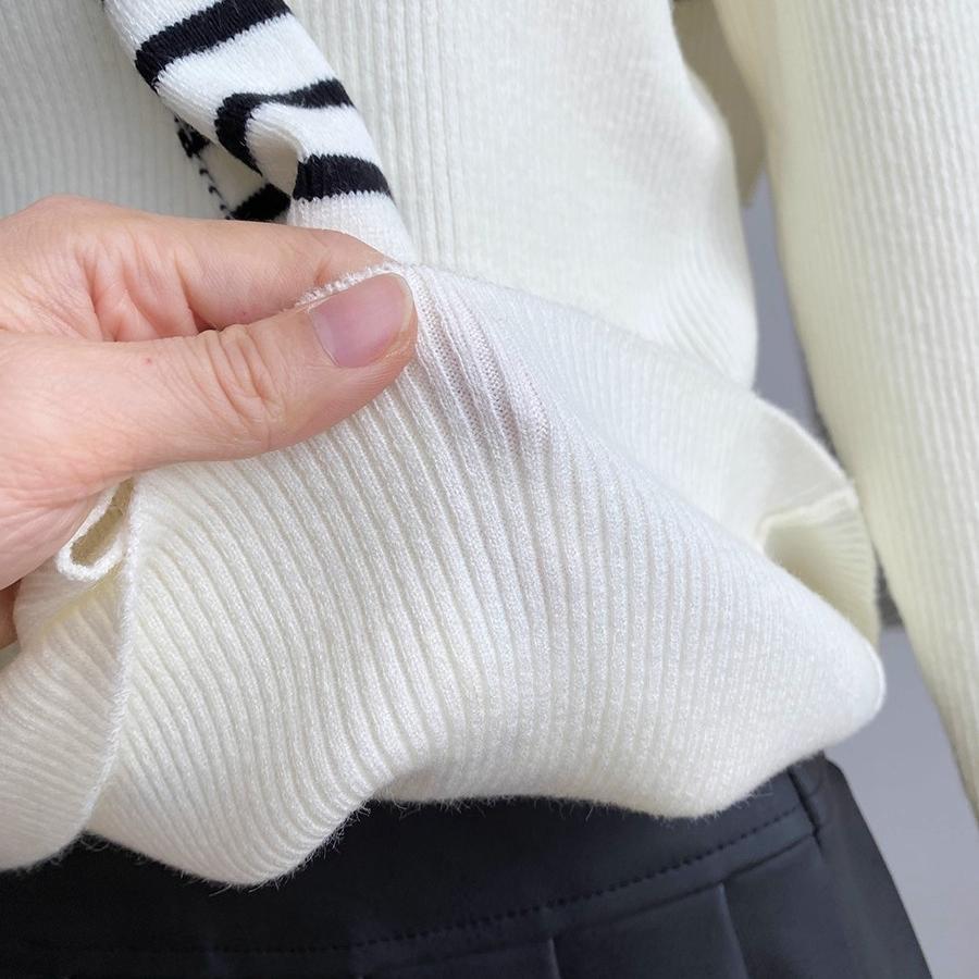 A Gentle and Youthful Long-sleeved Knitted Sweater with A Striped Shawl for The New Autumn Collection