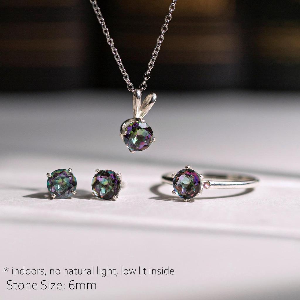 Серьги с александритом, изящные серьги с александритом, серьги с александритом фиолетового и зеленого цвета с бриллиантовой огранкой, серьги с плоским основанием, серьги-гвоздики с винтовым основанием