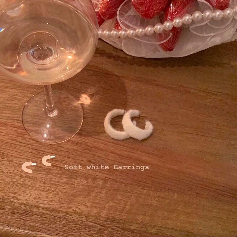 Винтажные красные серьги-кольца в гонконгском стиле: Элегантный женский аксессуар на осень/зиму