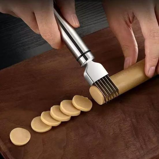 Луковица-резак из нержавеющей стали с несколькими лезвиями и защитным чехлом, эргономичная ручка. Эффективный кухонный инструмент для домашнего приготовления пищи.