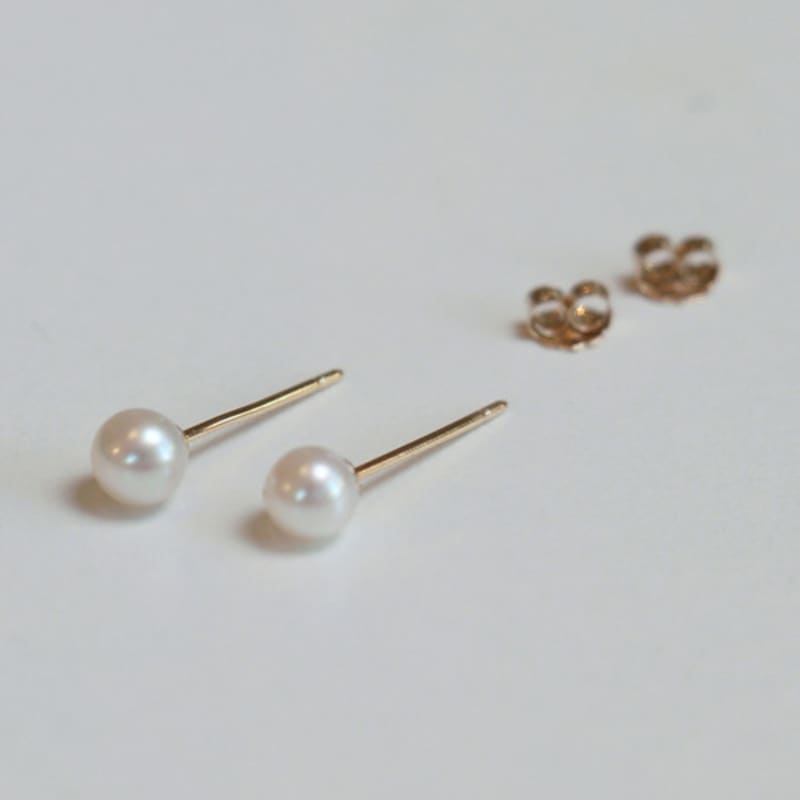 Less is more 14K gold fresh water pearl earring