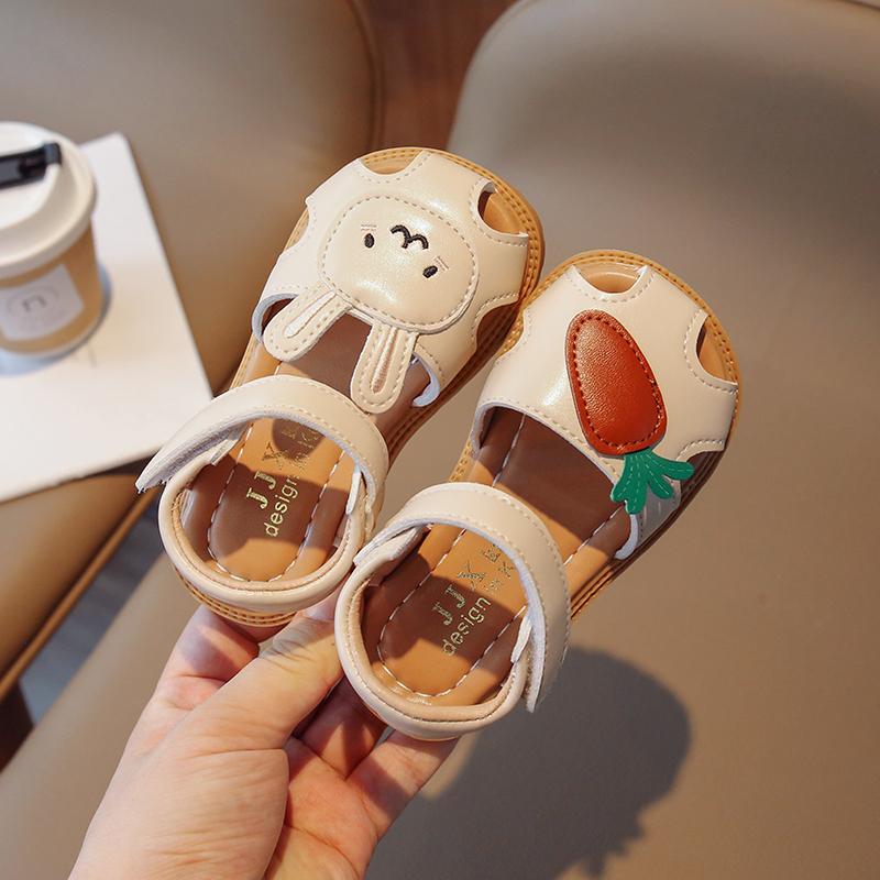 Летние сандалии для девочек, милые детские сандалии с рисунком кролика-морковки, плоские сандалии для детей 2024 года, повседневная пляжная обувь с вырезами, мягкая