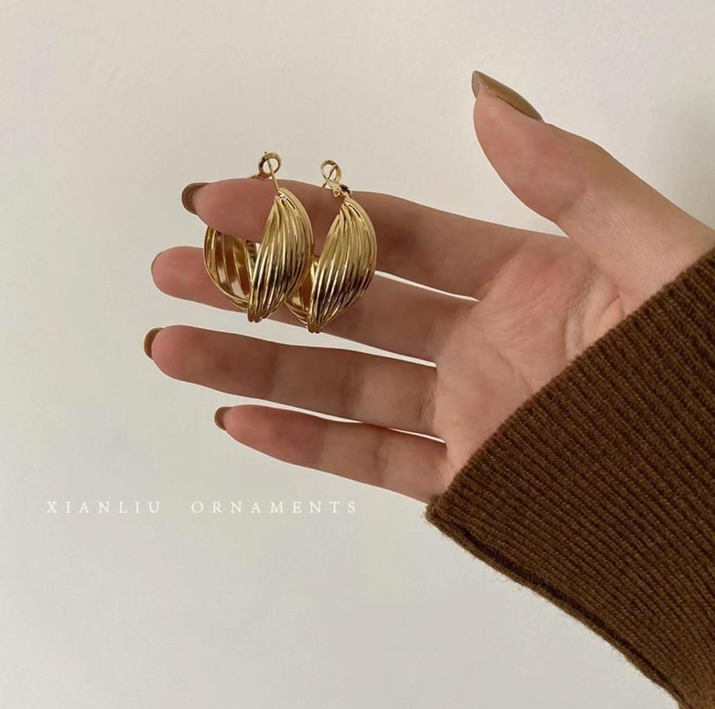 Европейские и американские классические ретро-серьги из металла для женщин - шикарный холодный стиль, элитные ювелирные изделия знаменитостей