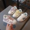 Детские маленькие белые туфли 2025 осень новые девочки ракушка голова повседневные кеды мягкая подошва мальчики спортивная обувь детская обувь