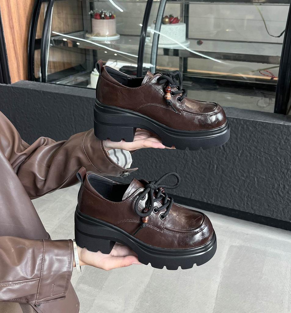 Британский стиль шнуровка нишевые лоферы одинарная обувь женская 2025 новая платформа ретро модные универсальные для通勤 маленькие кожаные туфли