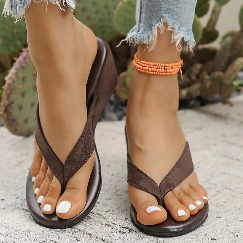 Модные леопардовые сандалии на танкетке для женщин 2025 лето Легкие шлепанцы на высоком каблуке Mujer Женские удобные нескользящие тапочки Женщины