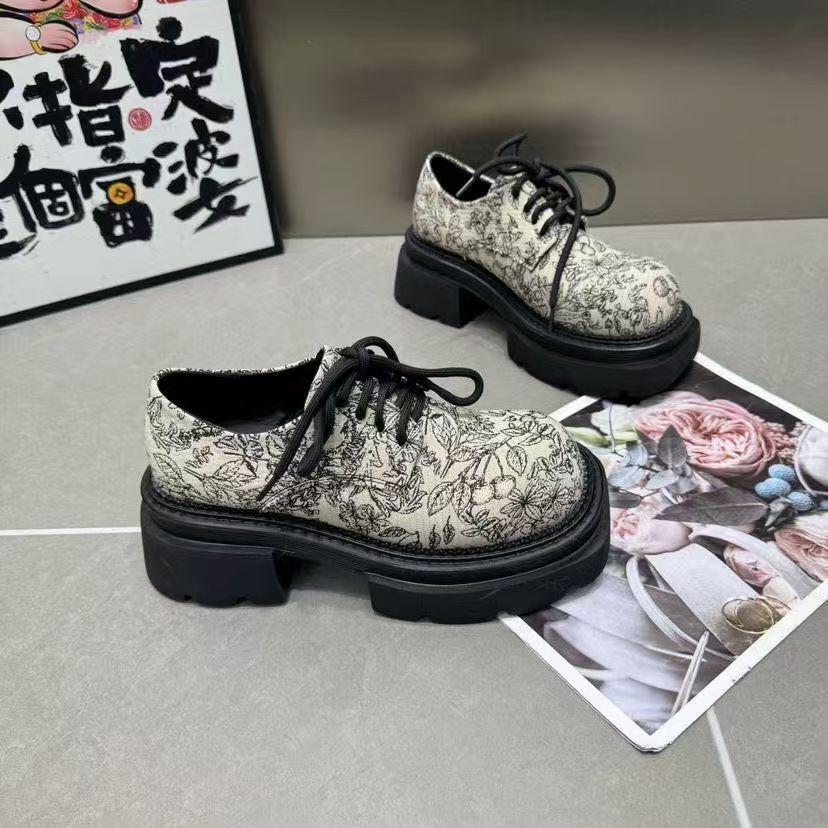 Платформа маффин новые китайские мокасины весна 2024 года новые интернет знаменитости популярные модные универсальные туфли со шнуровкой спереди