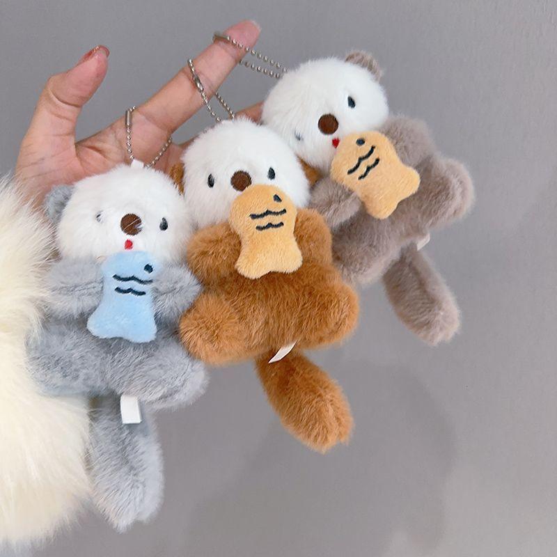 Плюшевая игрушка выдра из коротковорсового материала с застежкой-карабином для декора автомобиля и сумки